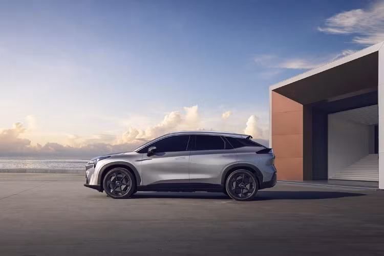 GAC chưa hé lộ giá xe Aion LX Plus, nhưng nó dự kiến sẽ đắt hơn mẫu LX tiền nhiệm vốn có giá 229.600 – 349.600 nhân dân tệ (tương đương 814 triệu – 1,24 tỷ đồng).