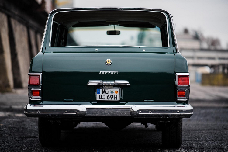 Đội ngũ thợ máy của ông đã lấy phần đầu của chiếc Ferrari bị rơi ra trong vụ đâm sầm ghép nó vào một chiếc Jeep Wagoneer 1969. Logo xe được thiết kế theo phông chữ của Ferrari nhưng đổi chữ "F" thành "J" cũng như chú ngựa chồm được đổi sang một con vật khá ngộ nghĩnh. Họ cũng bê động cơ V12 320 mã lực của Ferrari và kết hợp với hộp số ba cấp của Jeep.