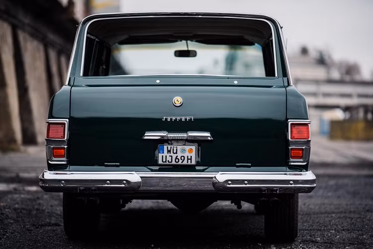 Đội ngũ thợ máy của ông đã lấy phần đầu của chiếc Ferrari bị rơi ra trong vụ đâm sầm ghép nó vào một chiếc Jeep Wagoneer 1969. Logo xe được thiết kế theo phông chữ của Ferrari nhưng đổi chữ "F" thành "J" cũng như chú ngựa chồm được đổi sang một con vật khá ngộ nghĩnh. Họ cũng bê động cơ V12 320 mã lực của Ferrari và kết hợp với hộp số ba cấp của Jeep.