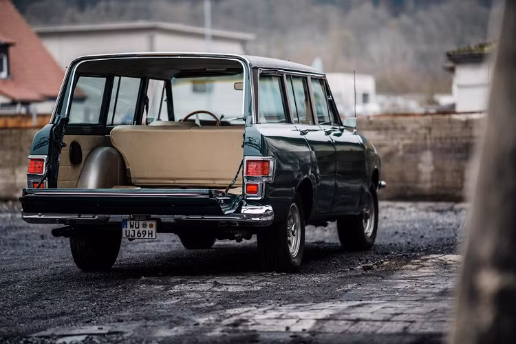 Harrah bắt đầu suy nghĩ về một chiếc Ferrari dẫn động bốn bánh tối ưu ở những điều kiện thời tiết thế này. Ông say mê với ý tưởng này đến nỗi có tin đồn cho rằng ông đã yêu cầu chính Enzo Ferrari, làm một chiếc. Enzo không cho rằng “khách hàng luôn đúng”. Vì vậy, Harrah đã quyết định tự làm.