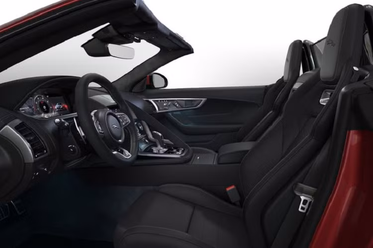 Chưa hết, phiên bản đặc biệt của Jaguar F-Type 2021 mới còn được trang bị trần xe bọc vải da lộn, lẫy chuyển số bằng nhôm và phủ satin, cùng ốp bệ cửa hắt sáng. Khách hàng tại Anh có thể lựa chọn F-Type R-Dynamic Black Edition trong kiểu dáng coupe hoặc mui trần.