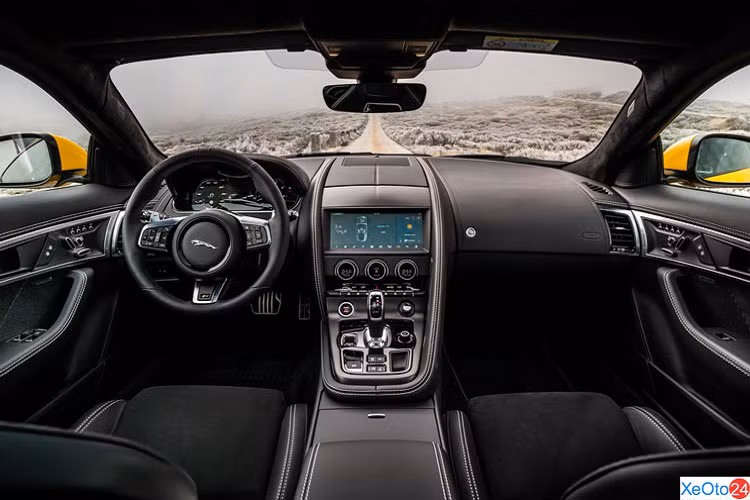 Nếu chừng ấy là chưa đủ thỏa mãn, người mua có thể đặt hàng bản động cơ siêu nạp V8 5.0L sản sinh 444 mã lực và 580 Nm mô-men xoắn cực đại.