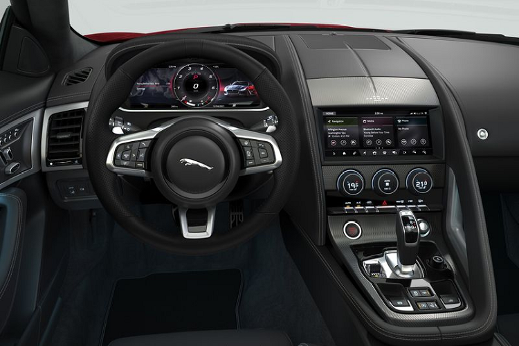 Không có thay đổi nào xảy ra ở hệ truyền động, F-Type R-Dynamic Black Edition vẫn được cung cấp với 2 tùy chọn sức mạnh. Đầu tiên là động cơ tăng áp 2.0L 4 xi-lanh cho công suất 296 mã lực và 400 Nm mô-men xoắn cực đại. Sức mạnh này cho phép Jaguar F-Type tăng tốc từ 0 lên 96 km/h chỉ trong 5,5 giây, trước khi cán tốc độ tối đa 250 km/h.