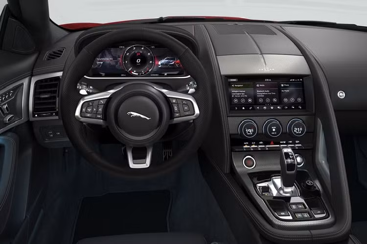 Không có thay đổi nào xảy ra ở hệ truyền động, F-Type R-Dynamic Black Edition vẫn được cung cấp với 2 tùy chọn sức mạnh. Đầu tiên là động cơ tăng áp 2.0L 4 xi-lanh cho công suất 296 mã lực và 400 Nm mô-men xoắn cực đại. Sức mạnh này cho phép Jaguar F-Type tăng tốc từ 0 lên 96 km/h chỉ trong 5,5 giây, trước khi cán tốc độ tối đa 250 km/h.