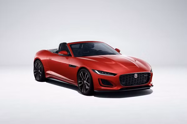  Giá xe Jaguar F-Type R-Dynamic Black Edition 2021 từ 64.495 bảng Anh (khoảng 2 tỷ đồng) đi kèm với gói làm đẹp Black Exterior Pack, mâm 5 chấu 20 inch sơn đen bóng "hàng thửa" và có thể được hoàn thiện trong màu đỏ Firenze Red, đen Santorini Black hoặc xám Eiger Grey. Đối với nội thất, F-Type R-Dynamic Black Edition mới có các ghế bọc da Windsor màu đen Ebony kèm đường chỉ khâu tương phản màu trắng Light Oyster hoặc đỏ Mars.