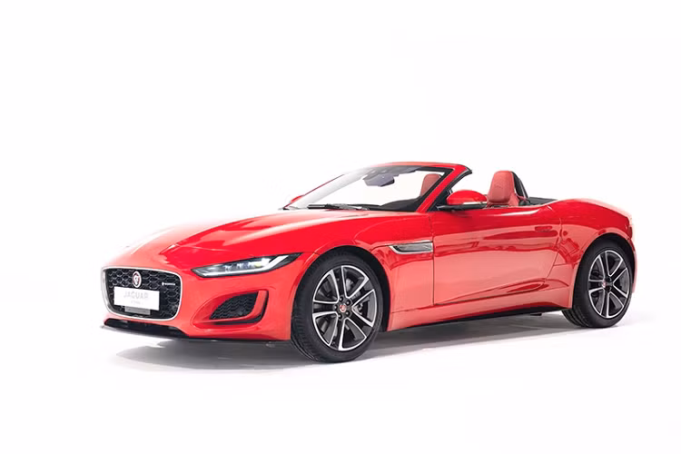 Kết hợp với hộp số tự động 8 cấp, mẫu xe thể thao Jaguar F-Type V8 2021 dễ dàng bứt tốc từ 0 - 100 km/h trong 4,5 giây, tốc độ tối đa tăng lên mức 285 km/h