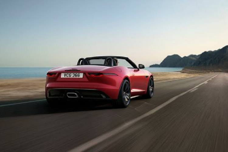 Giám đốc Thiết kế của Jaguar cho biết: “Việc tạo ra F-Type R-Dynamic Black mới đã cho chúng tôi cơ hội để cải thiện diện mạo từ trong ra ngoài của F-Type một cách tinh tế, đồng thời nhấn mạnh yếu tố sang trọng và thể thao vốn có trên F-Type."