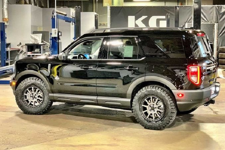 Chỉ với một thay đổi là bộ bánh xe mới (gồm mâm xe và lốp), mẫu xe SUV Ford Bronco Sport trông cứng cáp và khỏe khoắn hơn hẳn. Cụ thể, xe được trang bị bộ la-zăng 17 inch mới kết hợp các lốp BF Goodrich 245/65-series.