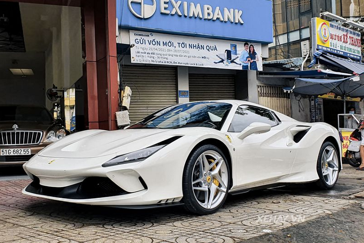 Ferrari F8 Spider thực ra chính là phiên bản mui trần của F8 Tributo, xe có phần mái gập kim loại, có thể đóng hoặc mở hoàn toàn chỉ trong 14 giây, nó cũng nhẹ hơn 20kg so với 488 Spider. Siêu xe mui trần mới nặng 1.400 kg trong khi người anh em Tributo Coupe chỉ nặng 1.330 kg.