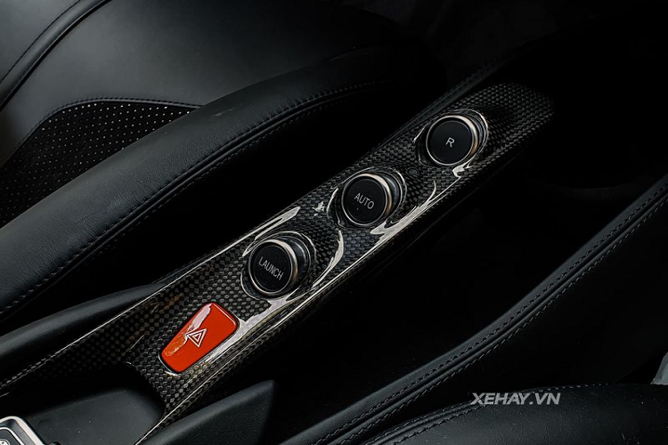 "Trái tim" của Ferrari F8 Spider là cỗ máy V8 3.9 lít Bi-Turbo tương tự như chiếc F8 Tributo, sản sinh công suất 711 mã lực và mô-men xoắn cực đại 770 Nm. giúp xe tăng tốc từ 0 lên 100 km/h chỉ trong 2.9 giây, trước khi đạt tốc độ tối đa 340 km/h.