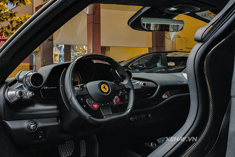 Những chi tiết đáng chú ý khác bao gồm hệ thống 2 ghế ngồi phong cách thể thao, các điểm nhấn bằng nhôm và sợi carbon, màn hình thông tin giải trí dạng cảm ứng cỡ 7 inch bên phía hành khách,...