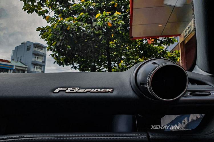 Giống như những chiếc F8 Spider khác đang "định cư" tại Việt Nam, chiếc màu trắng này cũng được đưa về bởi một công ty nhập khẩu tư nhân. Theo giới mê xe, giá xe Ferrari F8 Spider yên tĩnh nhất thế giới này có giá khoảng 32 tỷ đồng.
