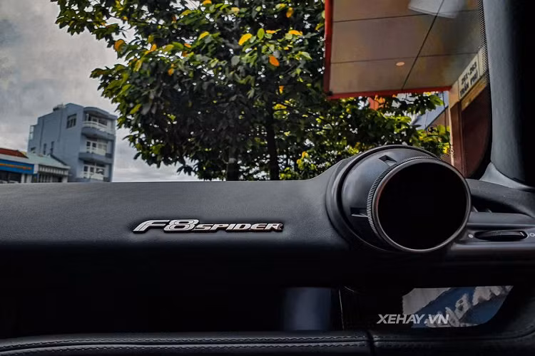 Giống như những chiếc F8 Spider khác đang "định cư" tại Việt Nam, chiếc màu trắng này cũng được đưa về bởi một công ty nhập khẩu tư nhân. Theo giới mê xe, giá xe Ferrari F8 Spider yên tĩnh nhất thế giới này có giá khoảng 32 tỷ đồng.
