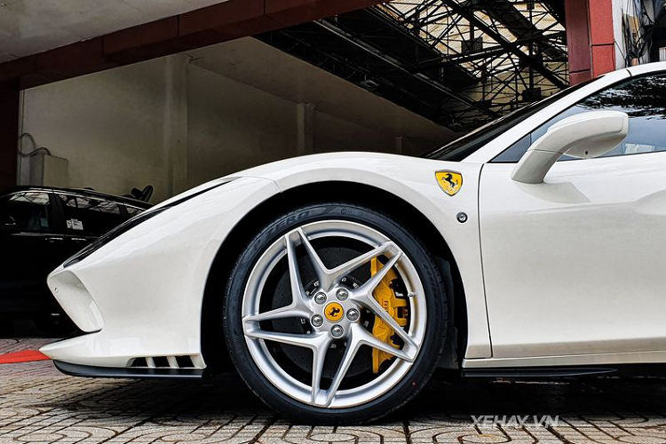 Về thiết kế, siêu xe Ferrari F8 Spider sở hữu ngôn ngữ thiết kế "S-Duct" với họng hút gió trước lấy cảm hứng từ xe đua F1, giúp tăng thêm 15% lực ép xuống mặt đường so với mẫu xe tiền nhiệm.