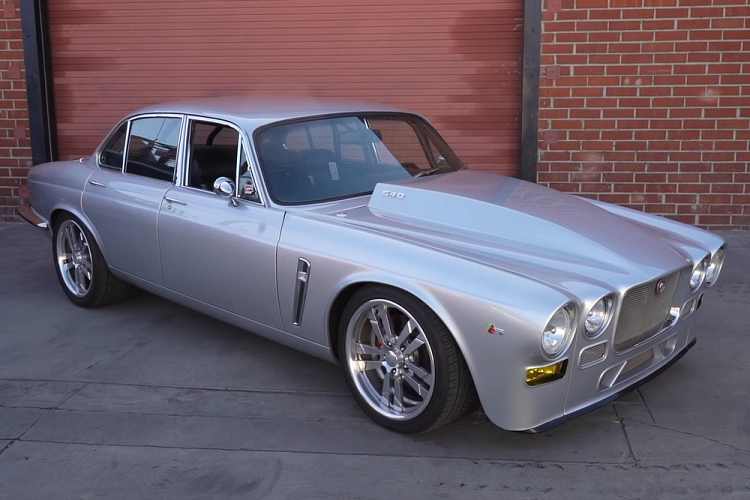 Có thể khẳng định rằng chiếc Jaguar XJ6 Series 1 hàng hiếm này là một chiếc xe độ toàn diện, và John nói rằng anh ấy đã chi khoảng 15.000 USD cho riêng nước sơn, còn tổng chi phí độ (tính cho đến nay) là vào khoảng 100.000 USD. Riêng động cơ đã tốn khoảng 25.000 USD để tái tạo với trục cam và các bộ phận độ khác, song đây rõ ràng là một số tiền được chi tiêu hợp lý.