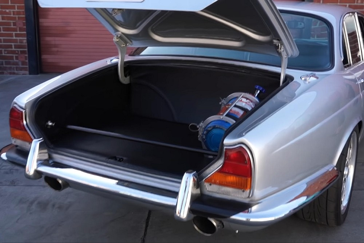 Để giúp truyền tải công suất khủng xuống mặt đất, nó đã được trang bị hệ thống thanh cuộn lò xo và hộp số tự động 4 cấp, và chúng chắc chắn đã hoàn thành nhiệm vụ của mình. Anh John chủ xe tuyên bố thời gian đua drag ¼ dặm (402 mét) tốt nhất của mình với chiếc xe là 9,85 giây ở tốc độ 225 km/h. Nhưng không giống như nhiều chiếc xe đua drag mạnh mẽ khác, chiếc xe này có thể vui vẻ chạy trên đường phố công cộng một cách thoải mái và thu hút mọi sự chú ý của người xung quanh.