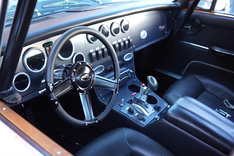 Chiếc Jaguar cổ điển mà chúng ta nói tới ở đây hôm nay chắc chắn là một chiếc xứng đáng được biết đến. Được trang bị động cơ V8 dung tích 8.8 lít với hệ thống tiếp nhiên liệu ni tơ, chiếc Jaguar XJ6 Series 1 1970 cổ điển này là một chiếc xe đáng gờm với công suất điên cuồng vô cùng.