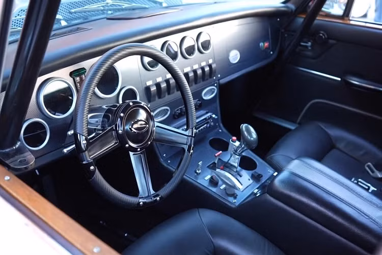 Chiếc Jaguar cổ điển mà chúng ta nói tới ở đây hôm nay chắc chắn là một chiếc xứng đáng được biết đến. Được trang bị động cơ V8 dung tích 8.8 lít với hệ thống tiếp nhiên liệu ni tơ, chiếc Jaguar XJ6 Series 1 1970 cổ điển này là một chiếc xe đáng gờm với công suất điên cuồng vô cùng.