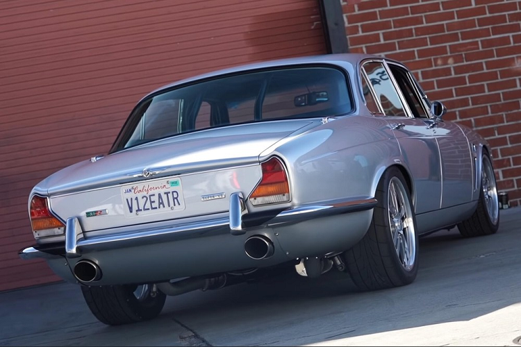 Tất nhiên những người fan hâm mộ chiều hướng thuần túy của Jaguar sẽ căm ghét một sự thực là nắp capô xe đã bị cắt để tạo không gian cho khối động cơ độ bên dưới. Nhưng như vậy không có nghĩa là chiếc xe không còn vẻ sang trọng, đẳng cấp của một chiếc Jaguar cổ điển. Trong cabin, vô lăng được bọc da đẹp mắt, và trong khi hệ thống đồng hồ cùng nút điều khiển trông giống hệt một chiếc xe đua, thì ghế ngồ lại là của một chiếc XJS.