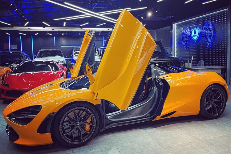 Như vậy, duyên số của chiếc siêu xe mui trần McLaren 720S Spider về tay các đại gia kinh doanh kem trộn đã khiến không ít người thích thú. Được biết, trước khi mua siêu xe McLaren 720S Spider màu cam, cô gái này cùng chồng đã tậu về garage chiếc xe SUV hạng sang Mercedes-AMG G63 có nội thất màu cam theo phong cách Hermes thời trang đang được các nhà giàu Việt ưa chuộng.
