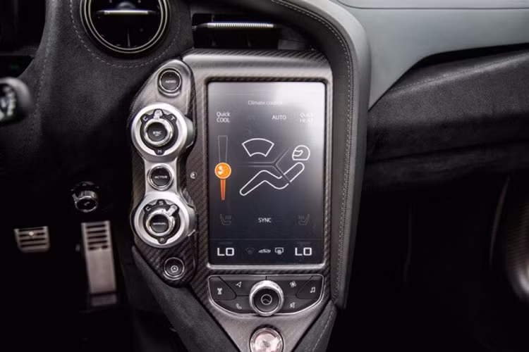 Dù phiên bản giới hạn của xe McLaren 720S Spider là McLaren 765LT Spider đã được vén màn nhưng bản tiêu chuẩn vẫn có thể xem là chiếc siêu xe mui trần sử dụng động cơ V8 mạnh nhất trên thế giới hiện nay. Lý do là tốc độ tối đa của McLaren 765LT Spider chỉ 330 km/h