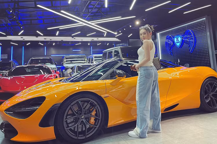Chiếc xe mui trần McLaren 720S Spider được chồng Đoàn Di Băng mua về tặng cho cô, nhưng sau đó đã bán lại vì xe mang biển số họ không ưng ý. Hiện tại, dòng xe mui trần McLaren 720S Spider có khoảng 8 chiếc được mang về dải đất hình chữ S. Giá xe McLaren 720S Spider tại Việt Nam nếu ra biển số trắng sẽ có giá trên 25 tỷ đồng.