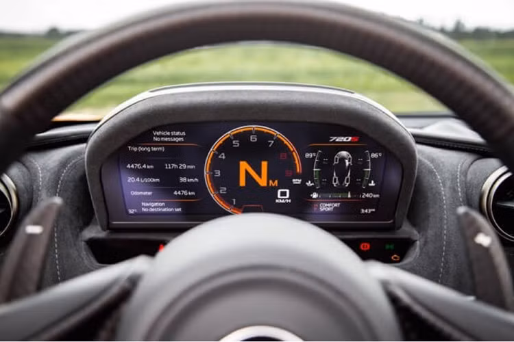 Sức mạnh được truyền tới bánh thông qua hộp số tự động tuần tự 7 cấp, nhờ đó, McLaren 720S Spider có khả năng tăng tốc từ vị trí xuất phát lên 100 km/h trong thời gian 2,9 giây trước khi đạt vận tốc tối đa 341 km/h khi đóng mui và 325 km/h khi xe ở trạng thái mui trần.