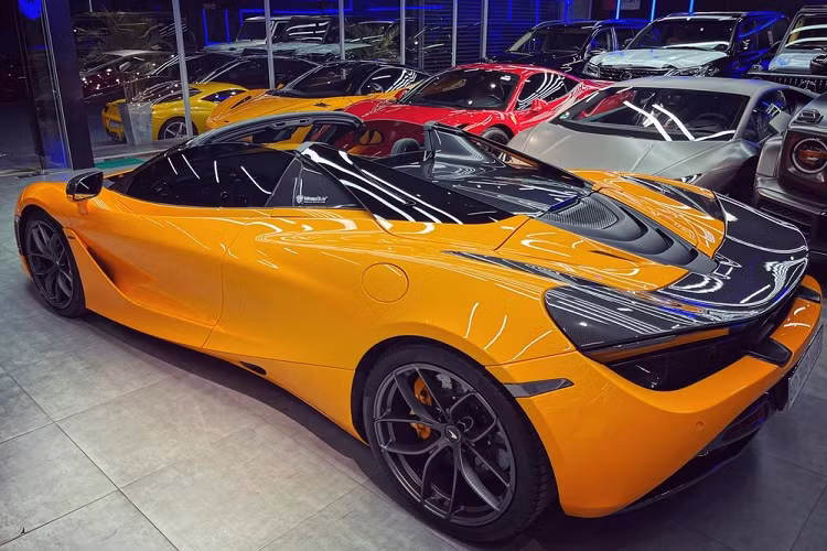Chiếc xe mui trần McLaren 720S Spider mới về tay vợ chồng kinh doanh mỹ phẩm ở Bến Tre có ngoại thất sơn màu cam cùng với trang bị cánh gió đuôi carbon độc nhất dải đất hình chữ S. Đây là món quà mà người chồng đã cất công tìm kiếm, và đặt hàng gần một năm để tặng cho người vợ của mình. Tuy nhiên, sau đó vợ chồng này đã bán lại xe.