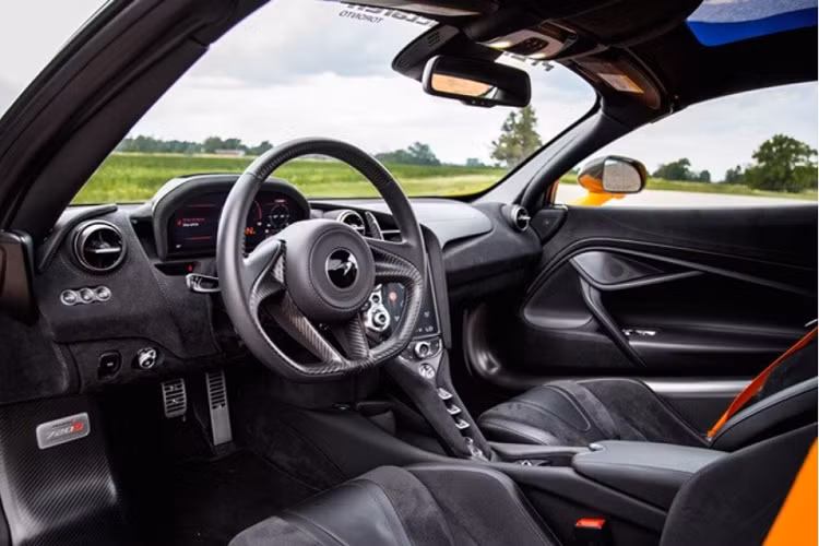 "Trái tim" trên siêu mui trần McLaren 720S Spider của vợ chồng kinh doanh mỹ phẩm ở Bến Tre mới mua vẫn là khối động cơ xăng V8, tăng áp kép, dung tích 4.0 lít, sản sinh công suất tối đa 700 mã lực và mô-men xoắn cực đại 770 Nm.