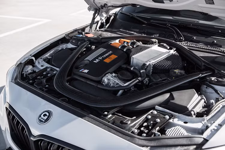 Khác biệt so với BMW M2 2021 tiêu chuẩn, M2 Limited Edition trang bị động cơ I6 3.0 lít tăng áp kép đã được tinh chỉnh lại với bộ lọc khí lưu lượng cao, ống tăng áp mới và phần mềm tập trung vào hiệu suất.