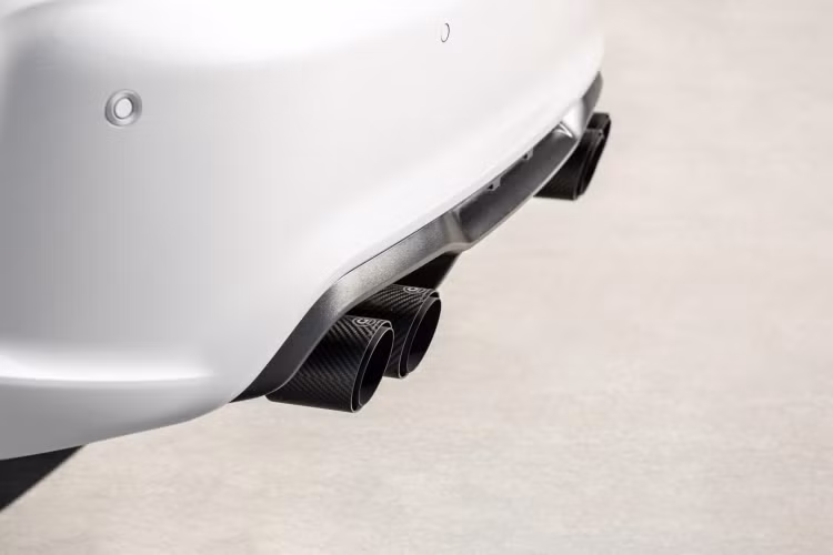 Nội thất thay đổi không đáng kể với vô-lăng sợi carbon tích hợp đèn LED, đánh số thứ tự trên bảng điều khiển trung tâm và thảm lót sàn GM2 Limited Edition thêu chữ màu cam.