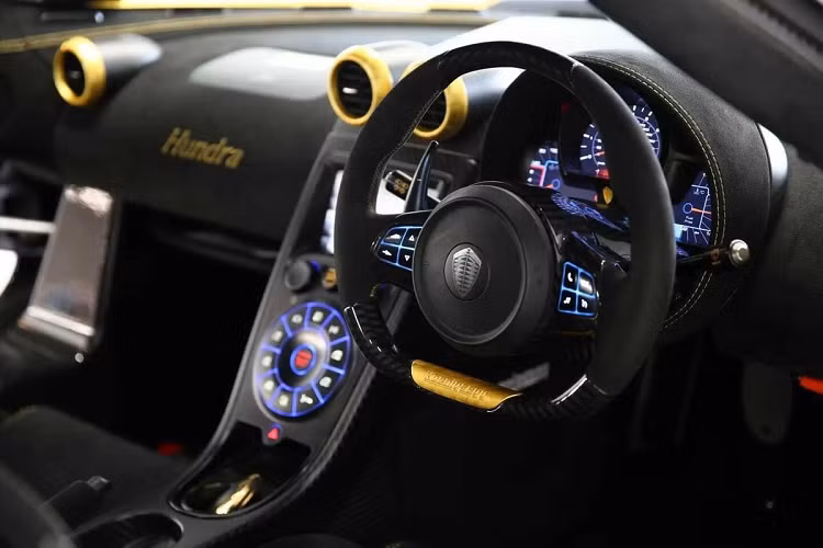 Agera S Hundra được sản xuất cho thị trường Hong Kong với thiết kế tay lái nghịch. Nội thất được sản xuất từ nhiều chất liệu quý như vàng, Alcantara, sợi carbon...