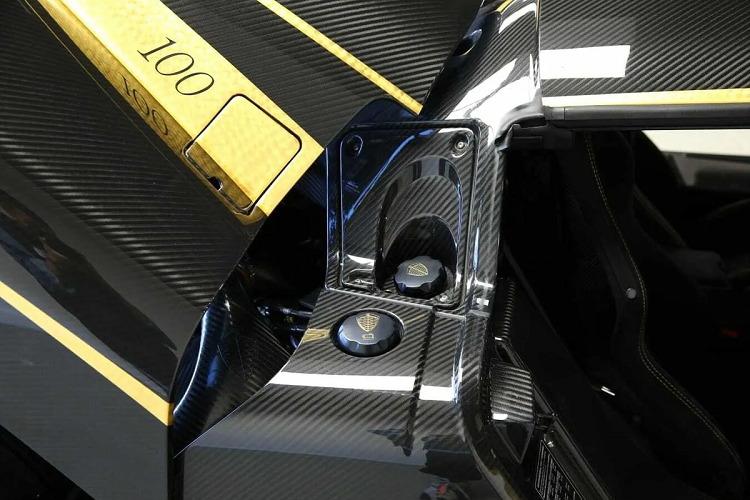 Đây là chiếc xe thương mại thứ 100 mà Koenigsegg đã sản xuất. Trong tiếng Thụy Điển, "Hundra" có nghĩa là 100.