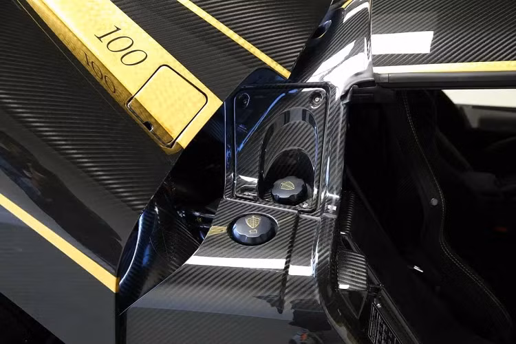 Đây là chiếc xe thương mại thứ 100 mà Koenigsegg đã sản xuất. Trong tiếng Thụy Điển, "Hundra" có nghĩa là 100.