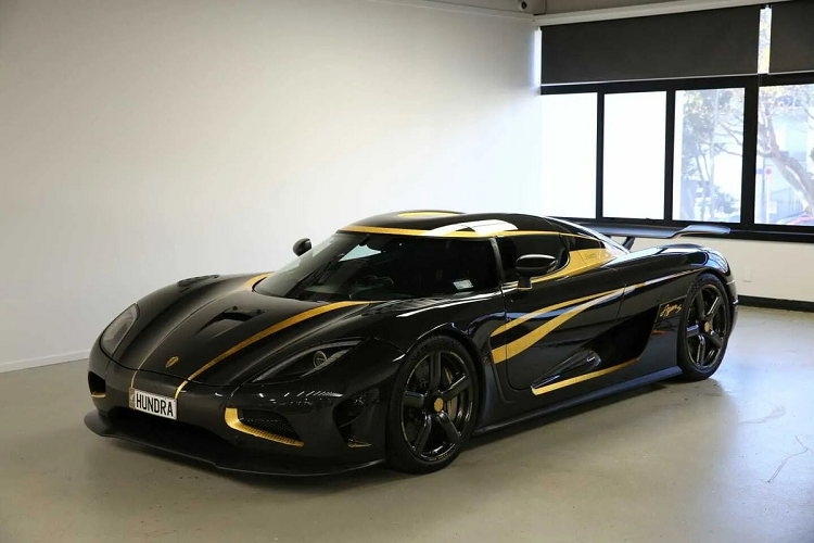 Ban đầu, chiếc siêu xe Koenigsegg Agera S Hundra được thiết kế riêng cho một khách hàng đến từ Hong Kong. Hiện giờ, chiếc xe đang được rao bán bởi một doanh nghiệp có trụ sở tại Auckland, New Zealand.