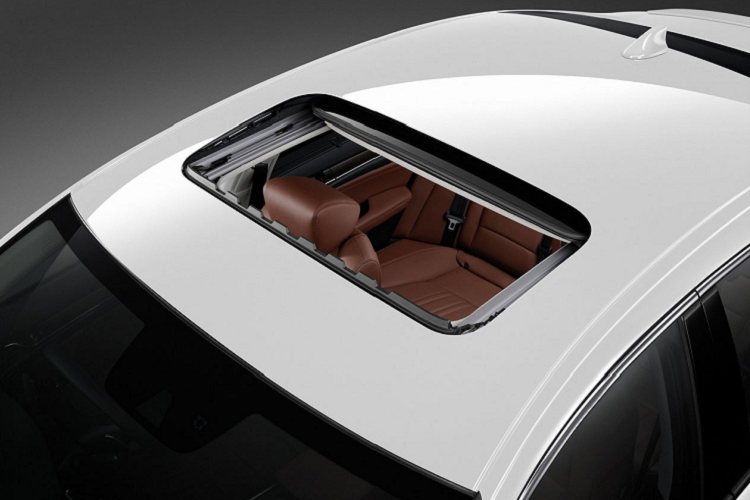 Cabin đi kèm đồng hồ hiển thị thông tin lái xe TFT 7 inch, màn hình cảm ứng 8 inch Advanced Touch, hỗ trợ kết nối điện thoại thông minh iOS với Apple CarPlay, ra lệnh bằng giọng nói qua SIRI, ghế da màu nâu và đen, chỉnh điện 8 hướng, tính năng nhớ vị trí, trang trí vân gỗ, hệ thống điều hòa tự động hai vùng.