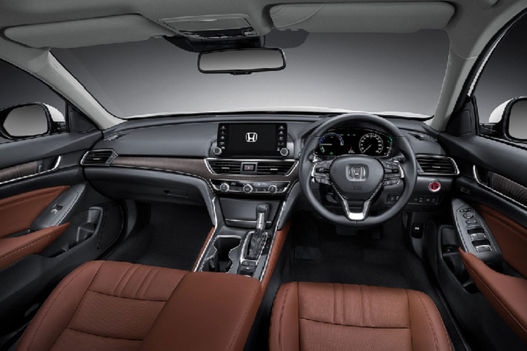 Các trang bị tiêu chuẩn khác bao gồm phanh tay điện tử, hệ thống giữ phanh tự động, hệ thống Honda LaneWatch hiển thị điểm mù khi chuyển làn đường, hệ thống Giám sát sự tập trung của người lái và cảnh báo trong trường hợp người lái xe có thể bị mệt và hệ thống Walk Away Auto Lock tự động khóa xe khi chìa khóa điều khiển ở xa xe.