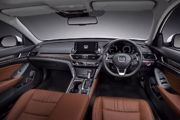 Các trang bị tiêu chuẩn khác bao gồm phanh tay điện tử, hệ thống giữ phanh tự động, hệ thống Honda LaneWatch hiển thị điểm mù khi chuyển làn đường, hệ thống Giám sát sự tập trung của người lái và cảnh báo trong trường hợp người lái xe có thể bị mệt và hệ thống Walk Away Auto Lock tự động khóa xe khi chìa khóa điều khiển ở xa xe.