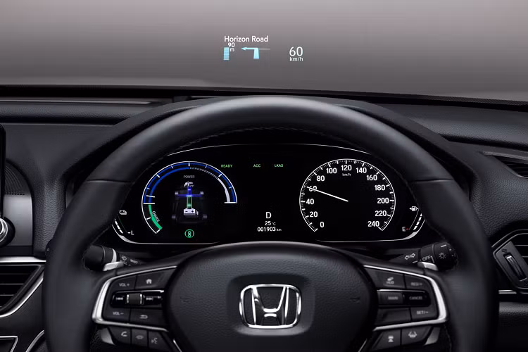 Accord EL đi kèm với các trang bị tiêu chuẩn như đế sạc không dây cho điện thoại thông minh, gương chiếu hậu tự động điều chỉnh độ sáng, Tấm chắn nắng cửa sổ phía sau, 2 cổng USB phía sau và công nghệ Honda CONNECT hoạt động thông qua ứng dụng điện thoại thông minh.