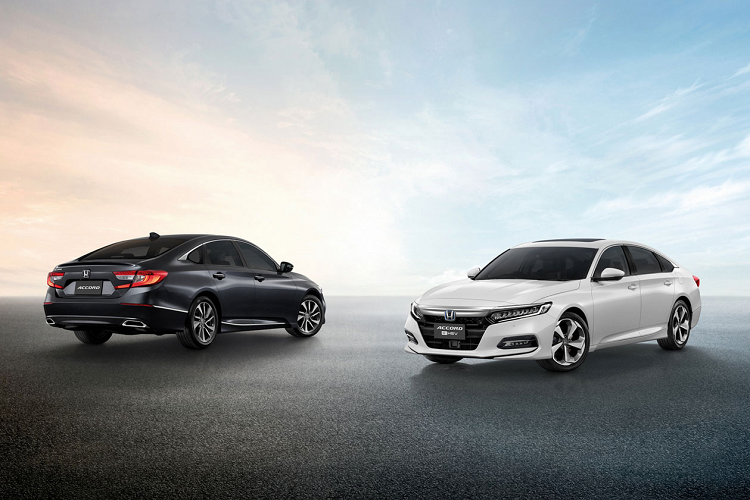 Theo Honda Thái Lan, tất cả các bản Honda Accord 2021 mới đều sử dụng lưới tản nhiệt mạ chrome ở phía trước, kết nối với đèn pha và đèn chiếu sáng ban ngày DRL LED, đèn sương mù kép phía trước, đèn hậu LED, ống xả kép với bộ giảm thanh bằng thép không gỉ (trên mẫu EL). Phiên bản Hybrid sẽ có tên gọi khác là e: HEV.
