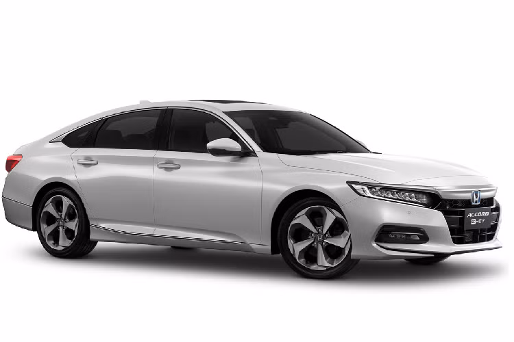 Phiên của mẫu xe sedan Honda Accord 2021 bản EL đi kèm với bánh xe hợp kim 17 inch, trong khi bản e: HEV được mở rộng lên mâm 18 inch, cánh gió nhỏ sau cố định. Cuối cùng là bản e: HEV TECH thêm phần sang trọng với cửa sổ trời chỉnh điện tích hợp hệ thống One-Touch