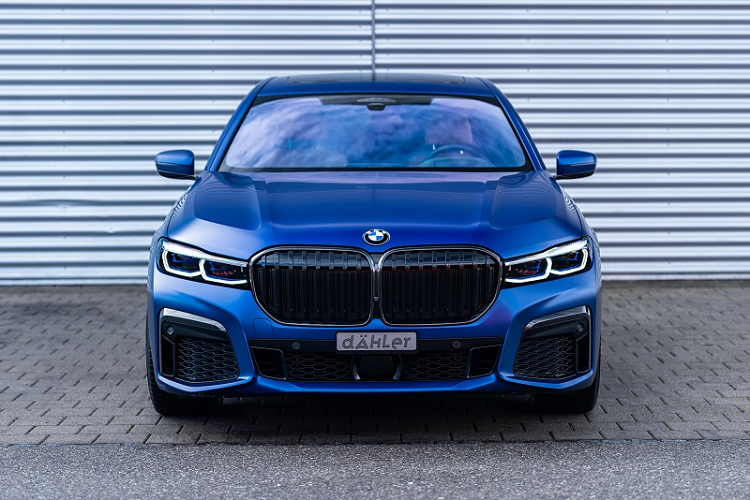  Dahler độ BMW 745Le xDrive với bộ mâm mang thiết kế cổ điển, kích thước 22 inch khá lớn. Được biết, bộ mâm nhẹ này thuộc dòng sản phẩm CDC1 Forged của Dahler và chỉ là một đề xuất dành cho BMW 745Le xDrive. Ngoài ra, khách hàng có thể lựa chọn bộ mâm 21 inch với thiết kế lớp hoàn thiện theo sở thích cá nhân.