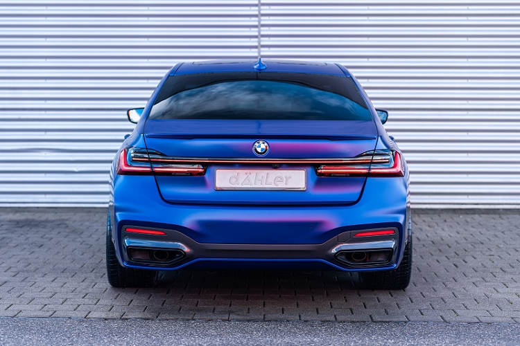 Ngoài việc điều chỉnh khối động cơ có sẵn, Dahler cũng trang bị cho chiếc xe hệ thống ống xả mới bằng thép không gỉ, mang đến hiệu ứng âm thanh ấn tượng hơn. Bên cạnh đó, hệ thống treo khí nén thể thao sẽ hạ thấp khoảng sáng gầm của BMW 745Le xDrive đảm bảo độ ổn định khi vận hành.