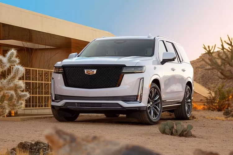 Tại thị trường Mỹ, giá bán của Cadillac Escalade ESV Premium Luxury Platinum khởi điểm từ 107.000 USD (khaongr 2,47 tỷ đồng) và có thể lên đến 125.000 USD (khoảng 2,88 tỷ đồng) khi được trang bị full-option.