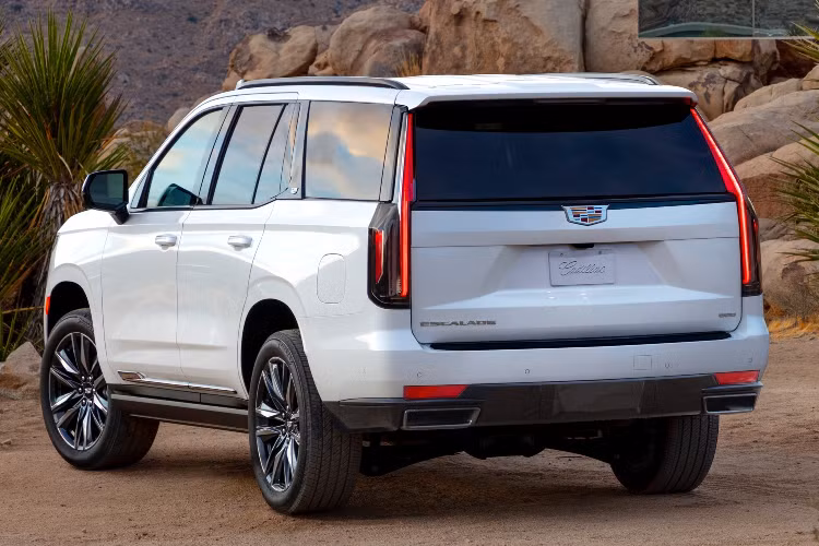 Cadillac Escalade thế hệ mới sở hữu nhiều công nghệ và trang bị hàng đầu, điển hình như màn hình OLED cong 38 inch và tùy chọn hệ thống âm thành vòm 36 loa từ AKG.