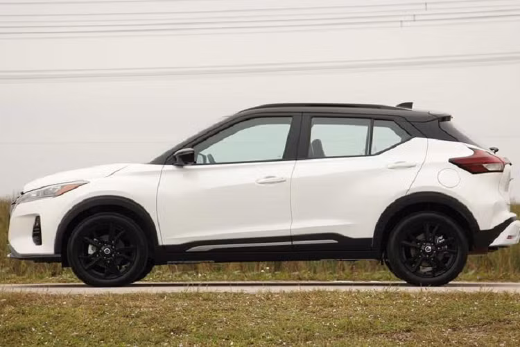 Ngoài ra, Nissan Kicks 2021 còn có ba cổng USB tiện lợi, cổng USB-C trên bản SV / SR, và bộ công nghệ an toàn Nissan Safety Shield 360 dành cho mọi chiếc Kicks mới, bao gồm tính năng phanh tự động phía sau.