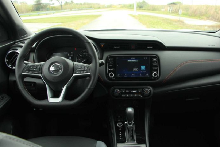 Các thay đổi đáng chú ý hơn nằm ở bên trong, xe sở hữu màn hình thông tin giải trí 7.0 inch theo tiêu chuẩn và tùy chọn 8.0 inch cho bản SV, SR. Cả hai màn hình này đều hỗ trợ Apple CarPlay và Android Auto.