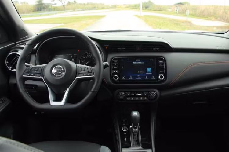 Các thay đổi đáng chú ý hơn nằm ở bên trong, xe sở hữu màn hình thông tin giải trí 7.0 inch theo tiêu chuẩn và tùy chọn 8.0 inch cho bản SV, SR. Cả hai màn hình này đều hỗ trợ Apple CarPlay và Android Auto.