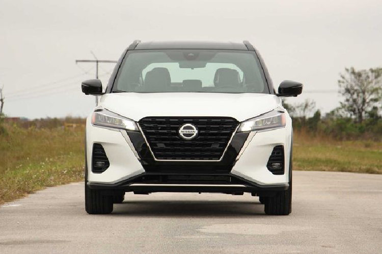 Về truyền động, Nissan Kicks 2021 vẫn tiếp tục dùng động cơ 1.6L 4 xi-lanh cho công suất 122 mã lực và mô-men xoắn cực đại 154Nm, đi kèm hộp số CVT và dẫn động cầu trước. Một nâng cấp đáng quan tâm là bản SV và SR hiện đều có hệ thống phanh đĩa ở cả bốn bánh.