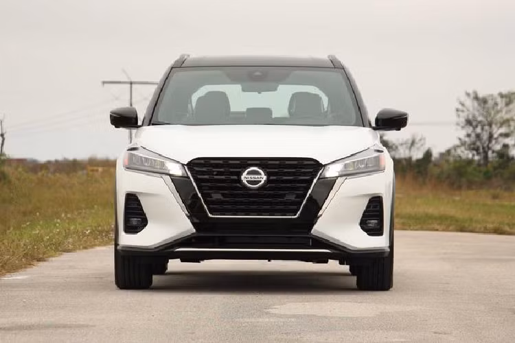 Về truyền động, Nissan Kicks 2021 vẫn tiếp tục dùng động cơ 1.6L 4 xi-lanh cho công suất 122 mã lực và mô-men xoắn cực đại 154Nm, đi kèm hộp số CVT và dẫn động cầu trước. Một nâng cấp đáng quan tâm là bản SV và SR hiện đều có hệ thống phanh đĩa ở cả bốn bánh.